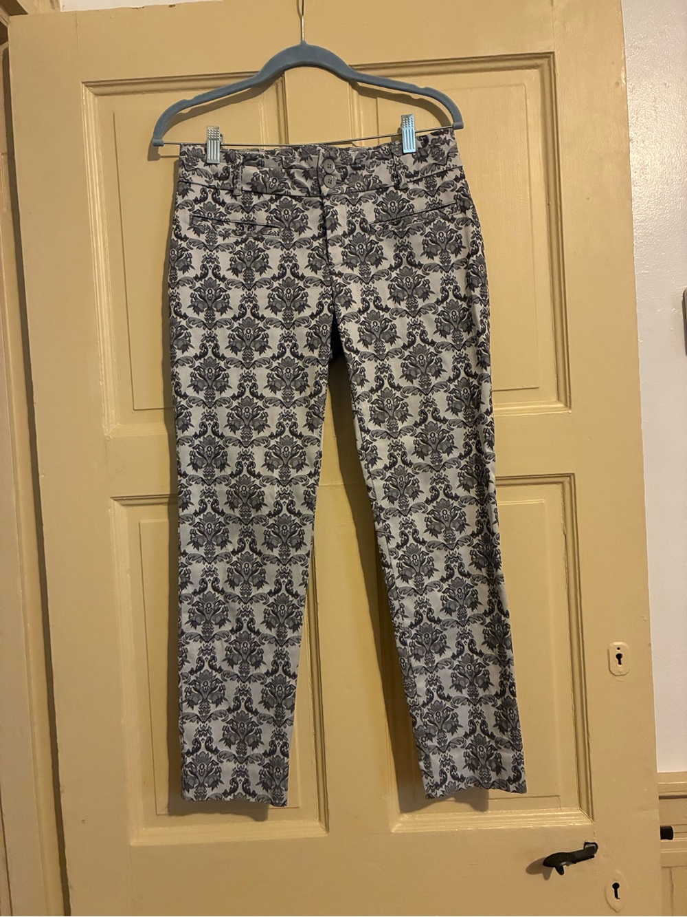 Cartonnier Charlie ankle gray and white damask print pants